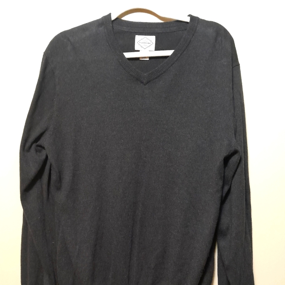 Large Mens St John Bay Vneck sweater Grey.
